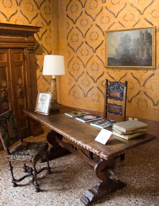 IMG_4464 copy.jpg - Correspondence Desk at Villa de Viscovi